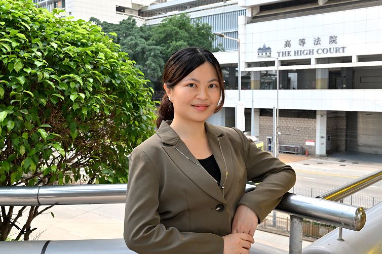 （右）香港大學專業進修學院（HKU SPACE）人文及法律學院及倫敦大學法律學士學位課程主任鄺煒婷小姐（Tiffany）及（左）劍橋大學教授兼英國榮譽御用大律師Martin Dixon，二人均指法律是