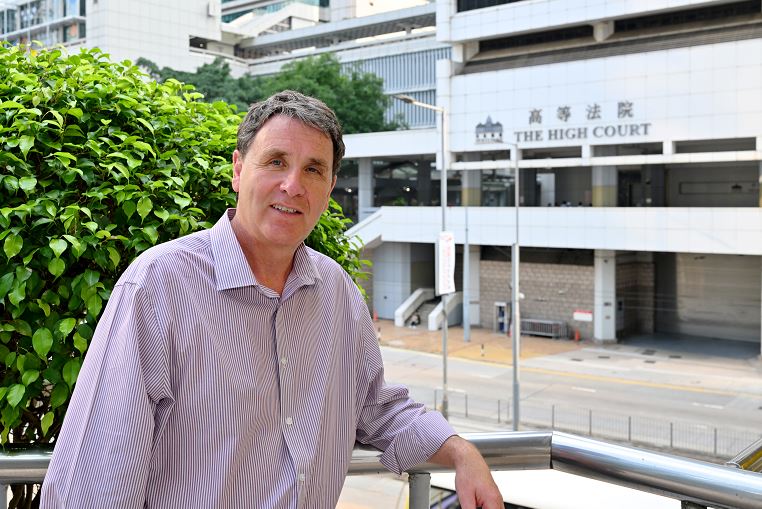 （右）香港大學專業進修學院（HKU SPACE）人文及法律學院及倫敦大學法律學士學位課程主任鄺煒婷小姐（Tiffany）及（左）劍橋大學教授兼英國榮譽御用大律師Martin Dixon，二人均指法律是